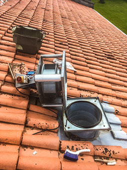Vue du toit, extraction moteur d'une hotte aspirante. Nettoyage K2Nett Bazas